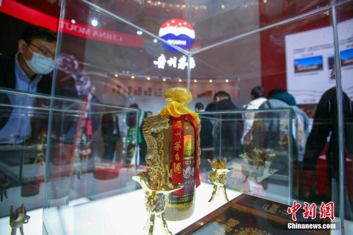 10月19日，天津，參觀者在中國茅臺展位參觀展示的白酒。當(dāng)天，第105屆全國糖酒商品交易會在國家會展中心(天津)啟幕。本屆糖酒會展覽總面積20萬平方米，吸引了來自40多個國家和地區(qū)的3504家參展商參展，共設(shè)置了傳統(tǒng)酒類、葡萄酒及國際烈酒、食品及飲料、調(diào)味品及配料、食品機械及包裝等展區(qū)。 <a target='_blank' href='/'>中新社</a>記者 佟郁 攝