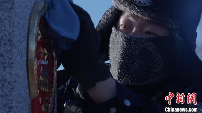 圖為恩和哈達(dá)邊境派出所的9名民警踏雪巡邊。　劉維明 攝