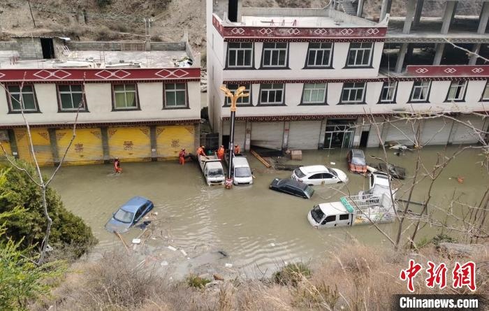 救援人員正在丹巴一處民房被淹處搜尋和轉(zhuǎn)移人員?！≈苡?攝