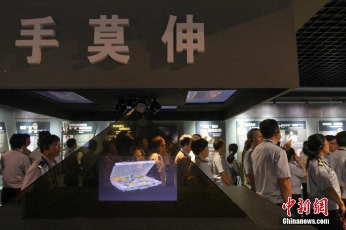 資料圖：2015年10月，海南省公安廳組織黨員干部前往反腐倡廉警示教育基地參觀受教。洪堅鵬 攝