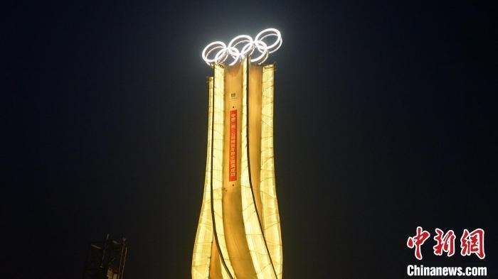 1月25日，由中建二局三公司承建的“海陀塔”順利竣工，奧運(yùn)五環(huán)閃耀延慶冬奧賽區(qū)。　中建二局三公司供圖
