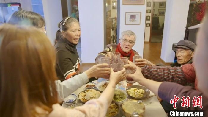 圖為賀歲紀(jì)錄片《“洋女婿”的中國年》劇照?！『h(yuǎn)航 攝