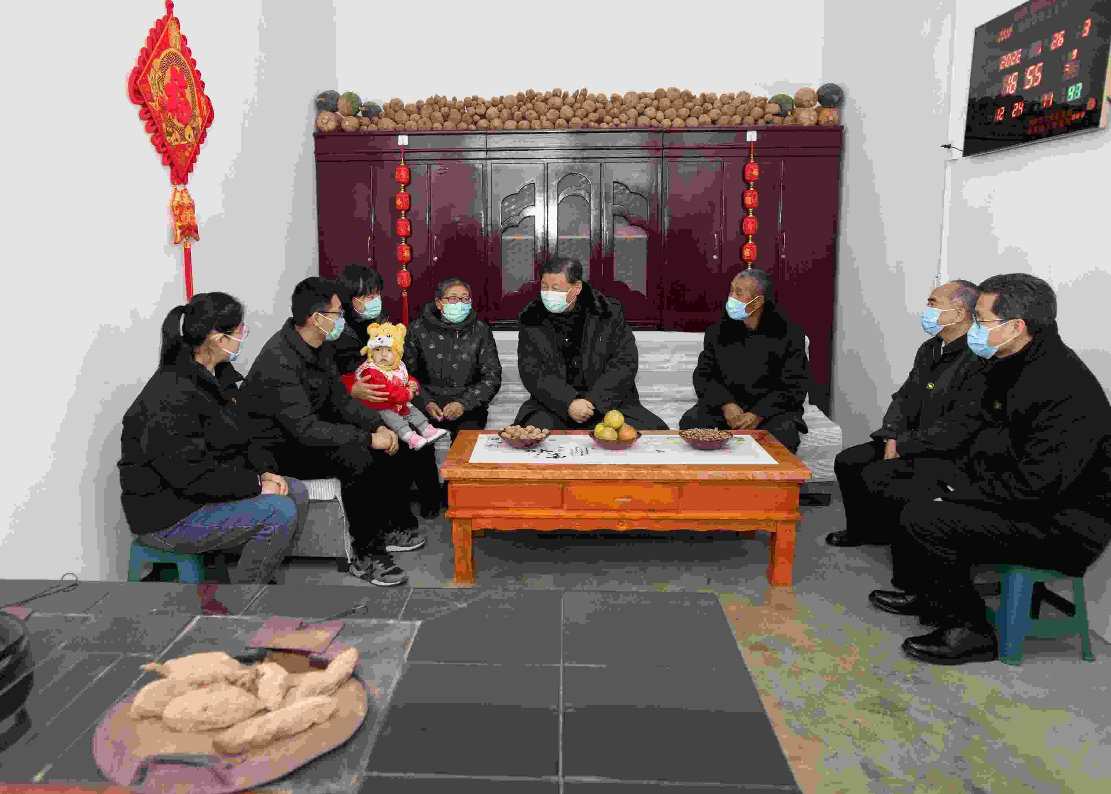 △2022年1月26日，中共中央總書(shū)記、國(guó)家主席、中央軍委主席習(xí)近平在臨汾市汾西縣僧念鎮(zhèn)段村同村民蔡文明一家親切交流。