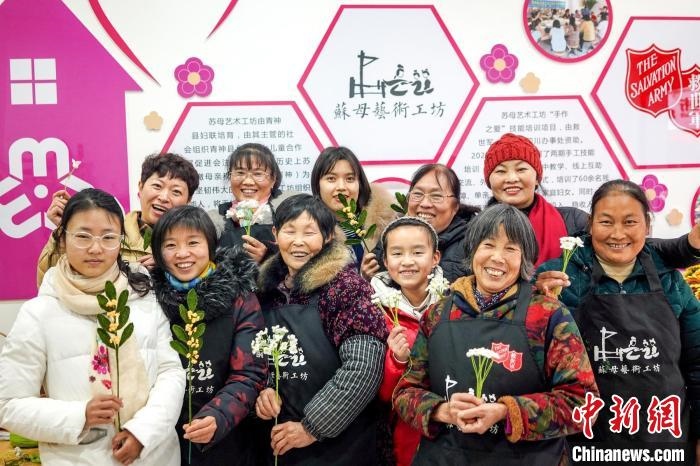 “蘇母藝術(shù)工坊”文創(chuàng)工作室的姐妹們?！」帕捡x 攝