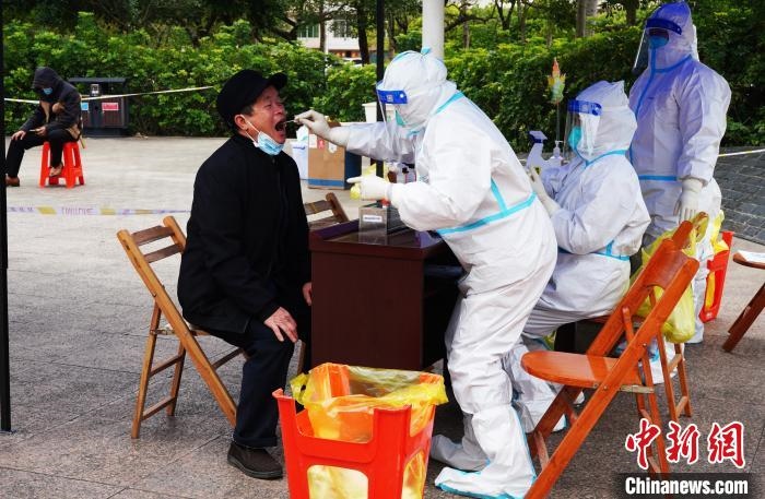 圖為德保縣組織民眾接受核酸檢測(cè)?！〉卤？h融媒體中心供圖