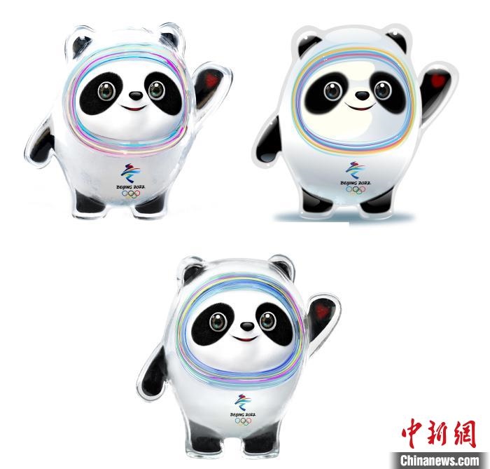 設計團隊將“冰絲帶”的形象引入大熊貓后逐漸成型。上方兩個形象還是外八字腳，下方形象為最終定稿?！⑵皆乒﹫D