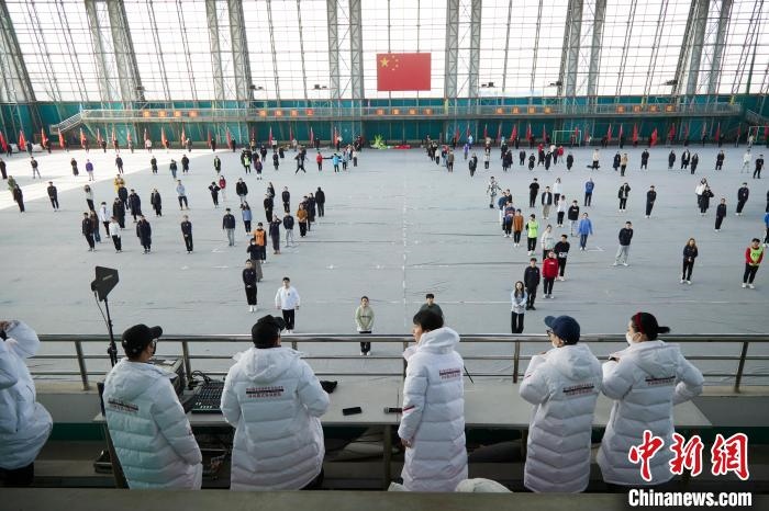 北京冬奧會閉幕式開始前，演員們在進行排練?！埼暮?供圖