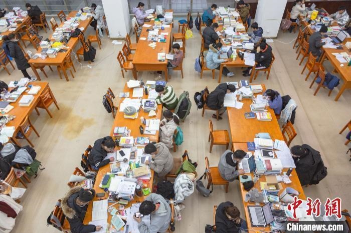 資料圖：南昌大學(xué)圖書館自習(xí)室內(nèi)，考生正在緊張復(fù)習(xí)?！⒘?攝
