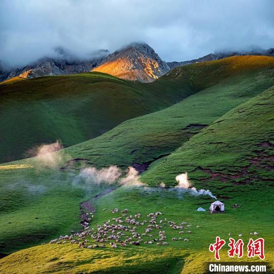 圖為作品《晨光炊煙》?！〗股?攝