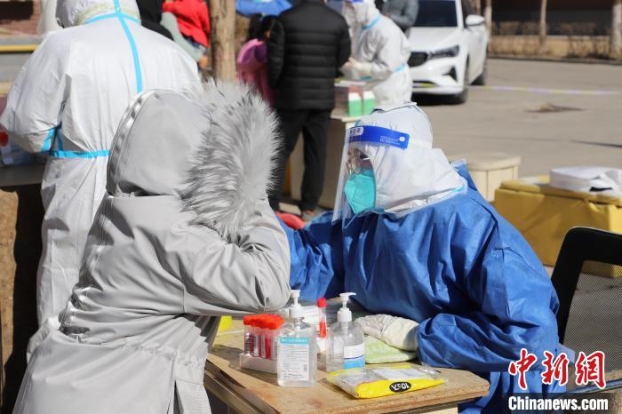 呼和浩特市民做核酸?！埩只?攝