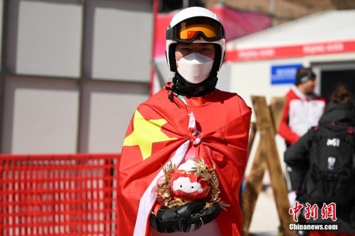 3月6日，中國(guó)選手梁景怡在賽后手捧吉祥物。當(dāng)日，北京2022年冬殘奧會(huì)殘奧高山滑雪男子超級(jí)大回轉(zhuǎn)-站姿決賽在國(guó)家高山滑雪中心舉行，中國(guó)選手梁景怡奪得冠軍。 <a target='_blank' href='/'>中新社</a>記者 劉冉陽(yáng) 攝 　