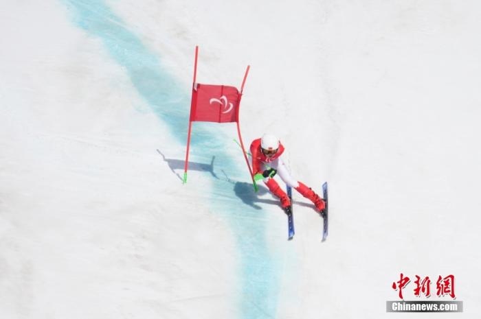 3月6日，中國(guó)選手梁景怡在比賽中。當(dāng)日，北京2022年冬殘奧會(huì)殘奧高山滑雪男子超級(jí)大回轉(zhuǎn)-站姿決賽在國(guó)家高山滑雪中心舉行，中國(guó)選手梁景怡奪得冠軍。 <a target='_blank' href='/'>中新社</a>記者 劉冉陽(yáng) 攝 　