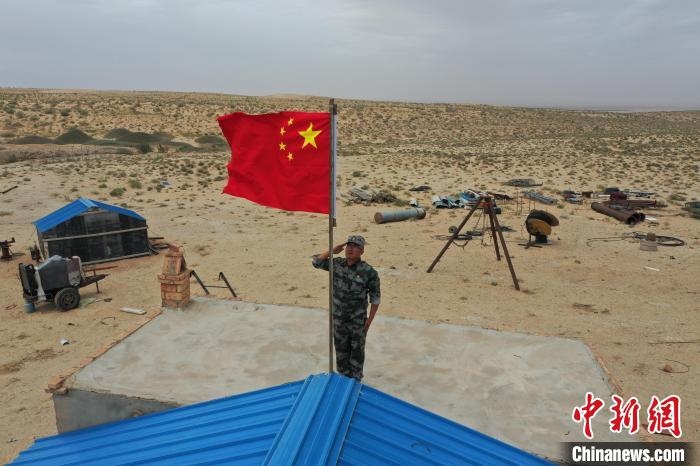 圖為每天升旗是謝寶民的必修課?！∈茉L者供圖