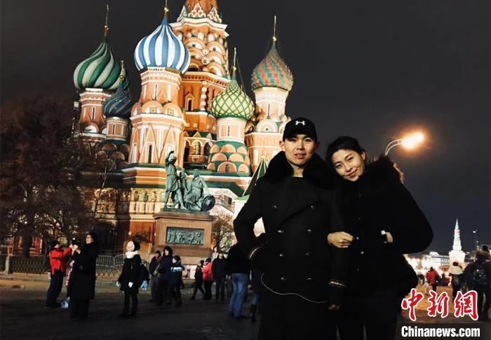 圖為敖木希勒夫婦留學(xué)合影?！“侥鞠＠展﹫D