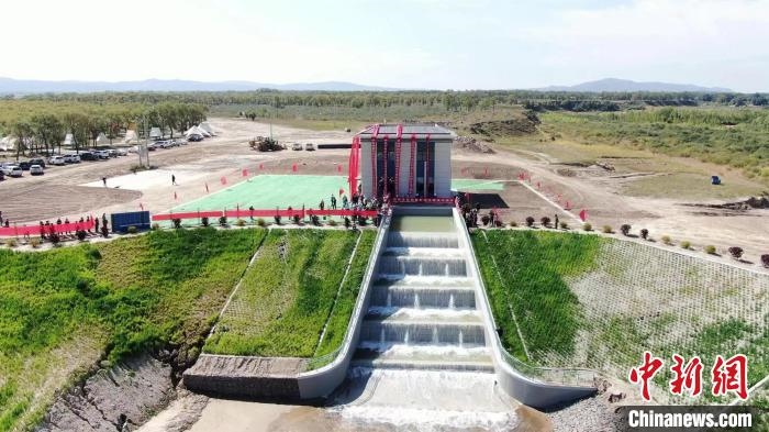 圖為生態(tài)補(bǔ)水現(xiàn)場。　范效孔 攝