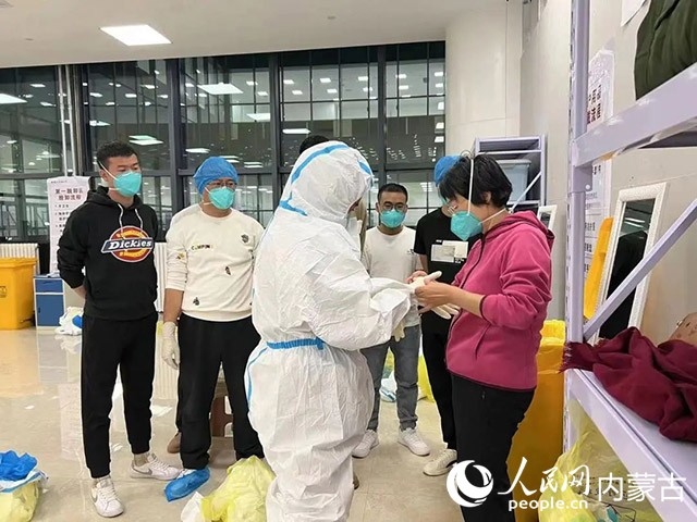 醫(yī)護(hù)人員正在方艙醫(yī)院工作。呼和浩特市第一醫(yī)院供圖