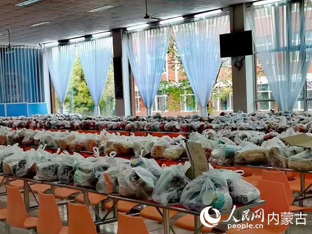 內(nèi)蒙古師范大學(xué)為返鄉(xiāng)學(xué)生準(zhǔn)備午餐和路途上的方便食品。內(nèi)蒙古教育廳供圖