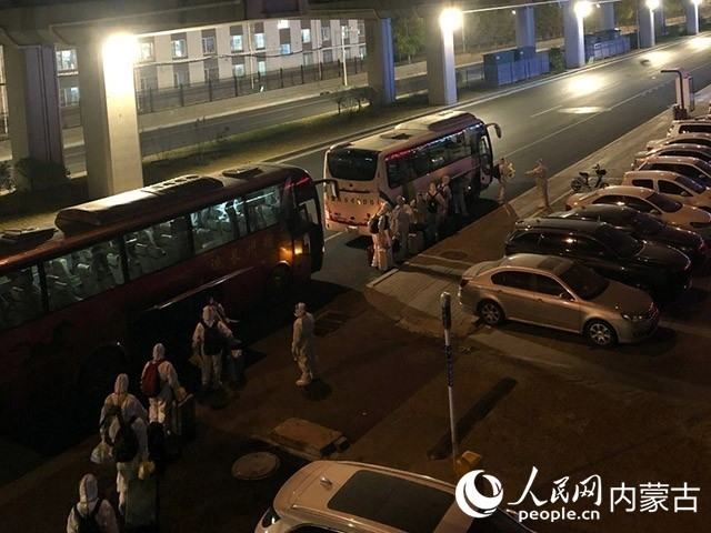 高校學(xué)生有序登車，前往隔離點。內(nèi)蒙古教育廳供圖