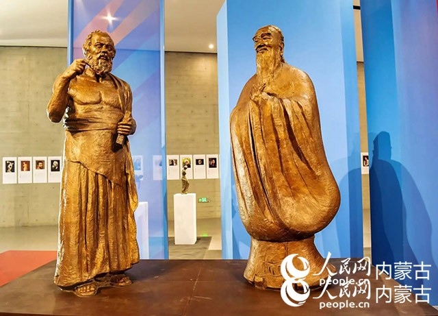 吳為山作品《神遇——孔子與蘇格拉底的對(duì)話》。實(shí)習(xí)生 楊光攝