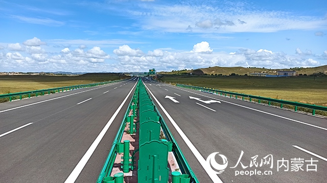 G1611經(jīng)棚至烏蘭布統(tǒng)高速公路項目。人民網(wǎng)記者 趙夢月攝