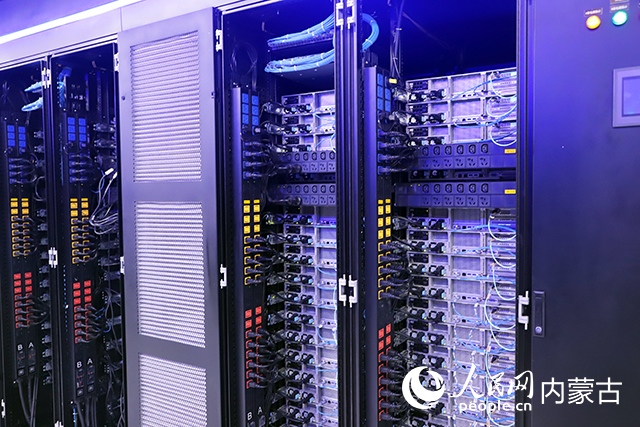 內(nèi)蒙古高性能計算公共服務(wù)平臺機房。人民網(wǎng)記者 苗陽攝