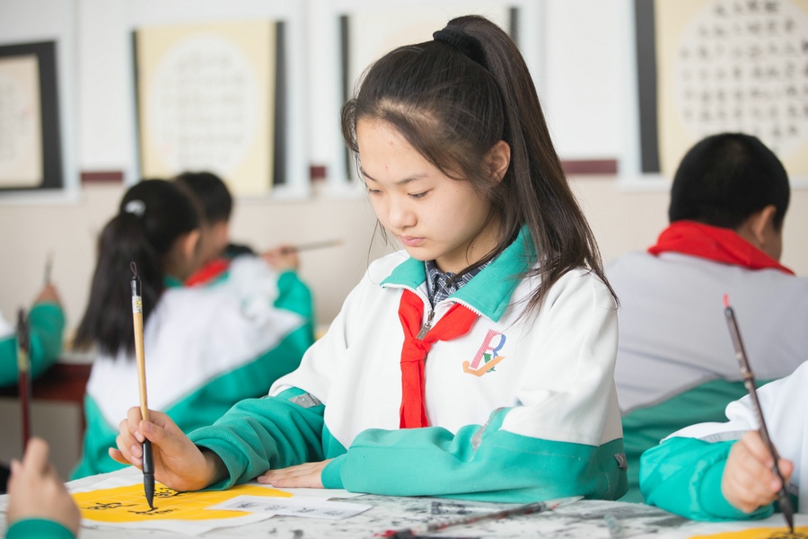 北重一小，學(xué)生正在書寫毛筆字 (2).jpg