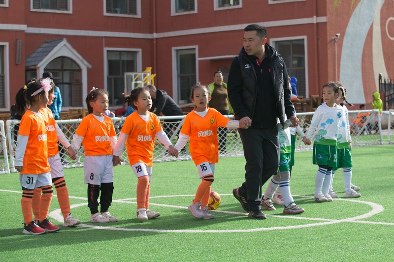 8.趣味比賽結(jié)束后，足球教師武穆帶領(lǐng)孩子們到場(chǎng)邊謝場(chǎng).jpg