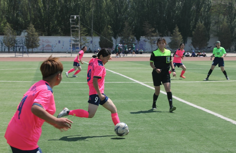 3.大學生足球聯(lián)賽本科組比賽現(xiàn)場，內(nèi)蒙古民族大學（粉色）對陣呼和浩特民族學院.JPG