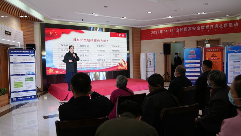 線下聯(lián)合各國家安全委員單位同步開展“國家安全進(jìn)社區(qū)”活動，現(xiàn)場通過以國家安全知識問答為主線，穿插烏蘭牧騎演出、國家安全宣講、發(fā)放國家安全法律法規(guī)讀本等形式，圍繞什么是國家安全、國家安全包含哪些內(nèi)容、如何維護(hù)國家安全等方面，為社區(qū)老百姓開展宣傳宣講，同時作為現(xiàn)場“進(jìn)社區(qū)”活動與線上直播活動連線，把現(xiàn)場熱烈氣氛帶到網(wǎng)絡(luò)，與大家共同分享。 (4)_副本.jpg