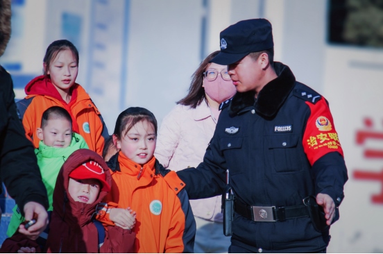 站好“護(hù)學(xué)崗”，守護(hù)“成長路”——南地公安持續(xù)開展護(hù)學(xué)行動(dòng)494.png