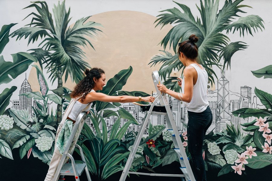 05. 藝術(shù)家梅慧欣、連佩汶與她們創(chuàng)作的壁畫(huà)作品.jpg