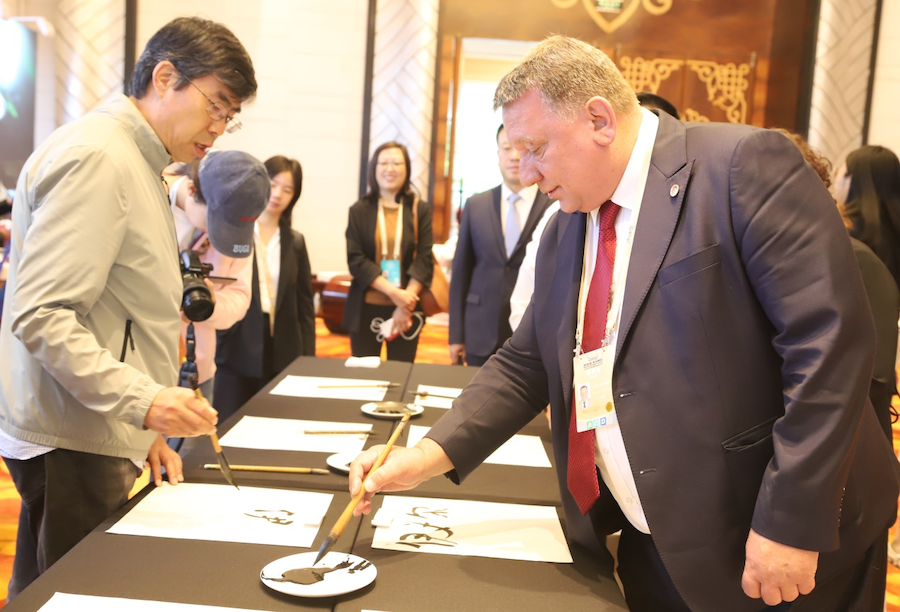 非遺、書法、文創(chuàng)齊亮相！2025年國家重要橋頭堡智庫論壇讓中外嘉賓讀懂北疆文化