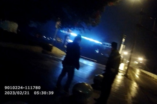 報警人唐師傅向民警講述情況 。資陽公安供圖