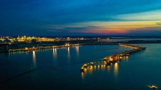 圖為中科煉化自建港口碼頭，30萬噸級原油泊位