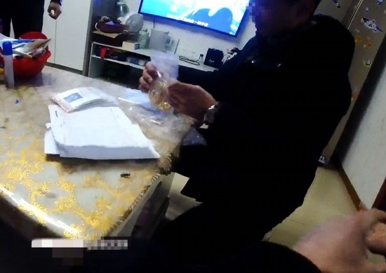 失主對照清單清點黃金等貴重物品。資陽市公安供圖