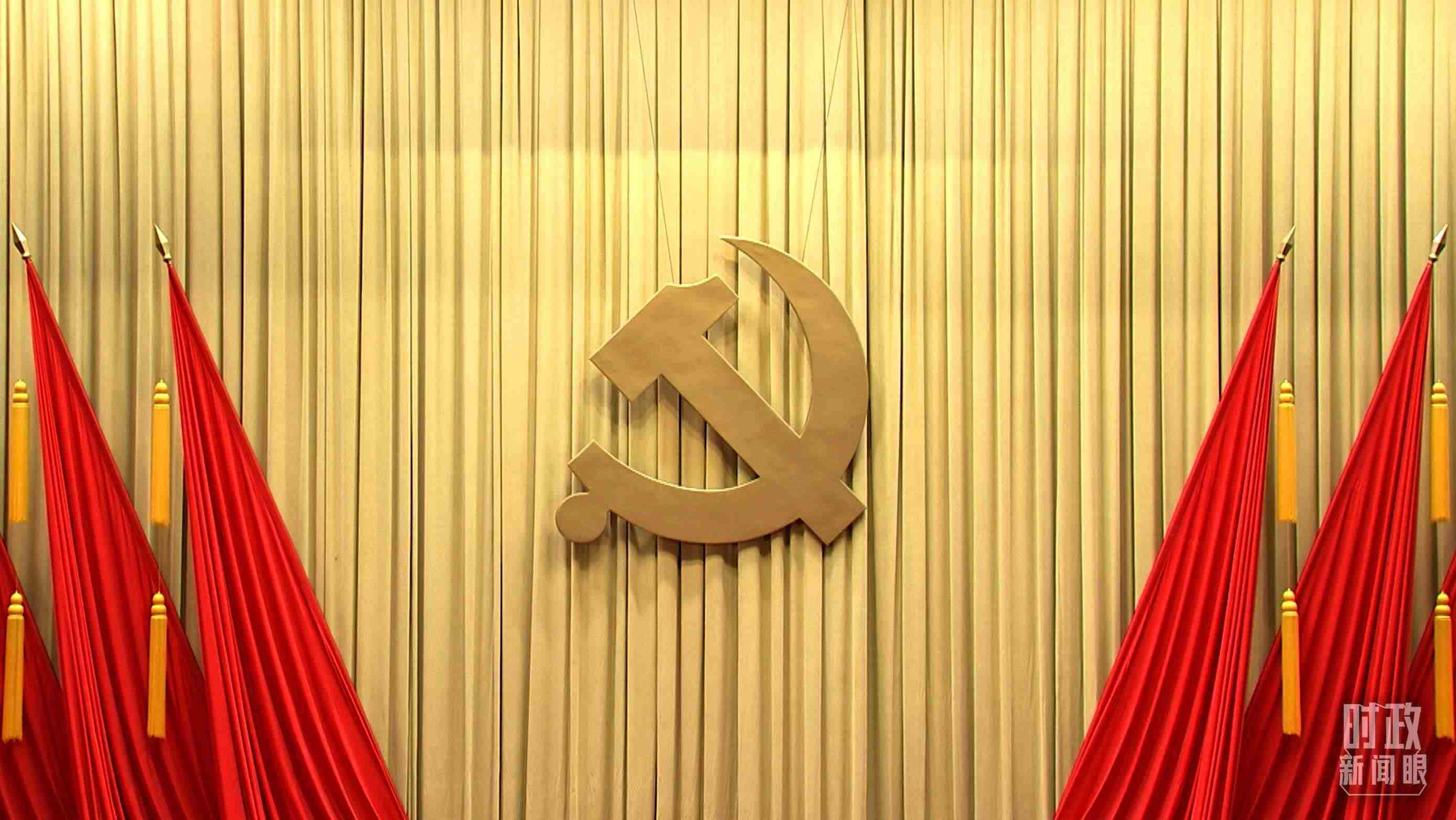 △會場上莊嚴的黨徽。（總臺央視記者郭鴻拍攝）