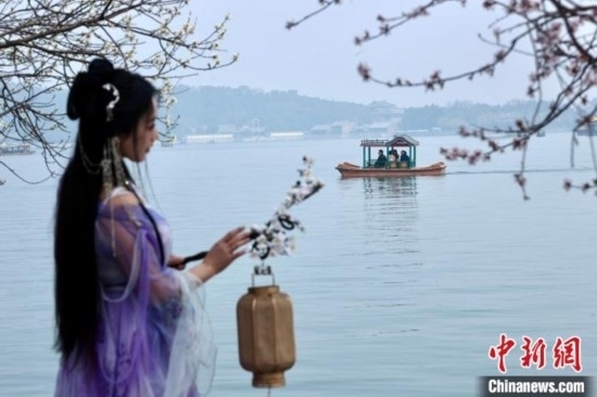 圖為游客在昆明湖畔游玩。<a target='_blank' data-cke-saved-href='/' href='/'><p align=