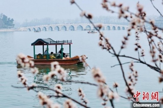 20日，頤和園游船開(kāi)航。<a target='_blank' data-cke-saved-href='/' href='/'><p align=