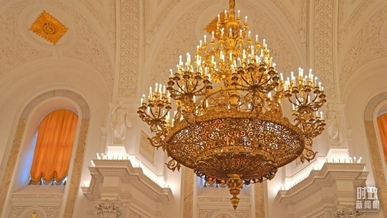 △喬治大廳內(nèi)燈光璀璨。（總臺國廣記者李晉拍攝）
