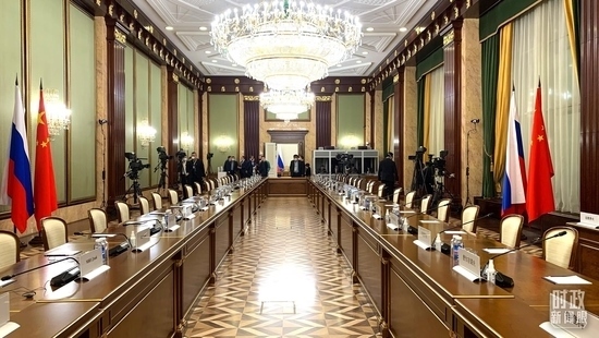 △俄羅斯聯(lián)邦政府大廈內(nèi)，習(xí)主席在這里會見俄羅斯總理米舒斯京。（總臺央視記者段德文拍攝）