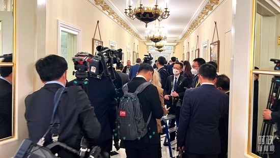  △等待進(jìn)入會場的新聞?dòng)浾邤D滿走廊。（總臺央視記者程鋮拍攝）
