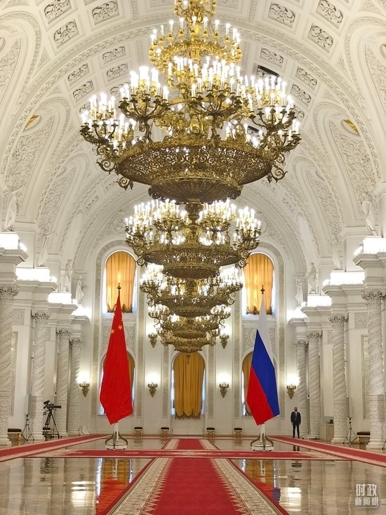 △克里姆林宮喬治大廳，習(xí)主席在這里同普京總統(tǒng)握手合影。（總臺央視記者石偉明拍攝）