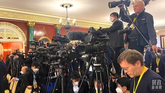 △等待中俄兩國元首共見記者的中外媒體同仁。（總臺央視記者段德文、李輝拍攝）