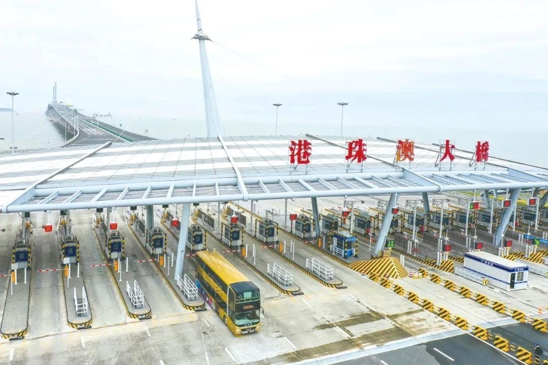 △一輛從香港開(kāi)往珠海的港珠澳大橋穿梭巴士入境珠海。
