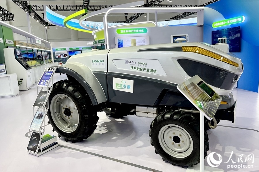 通過手機，就能指揮新能源無人駕駛拖拉機在田里作業(yè)。人民網(wǎng) 錢嘉禾攝