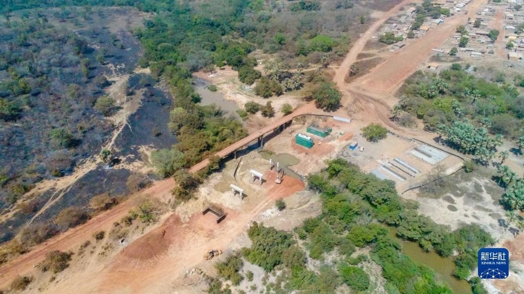 這是1月12日在科特迪瓦西北部奧迭內(nèi)省拍攝的北部公路項目施工現(xiàn)場（無人機照片）。新華社發(fā)（中國港灣工程有限責任公司供圖）