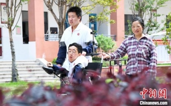 碰上天氣好，朱金祥就會(huì)利用休息時(shí)間，和鐘華強(qiáng)母親將其推出來(lái)賞賞花，曬曬太陽(yáng)，呼吸一下外面的新鮮空氣。 卓忠偉 攝