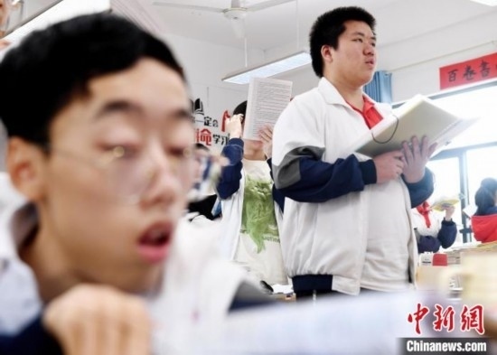 朱金祥(右)和鐘華強(qiáng)(左)正在加緊復(fù)習(xí)迎接高考。 卓忠偉 攝