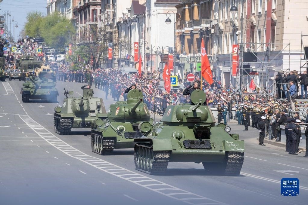 5月9日，在俄羅斯符拉迪沃斯托克市，坦克編隊(duì)參加閱兵式。新華社發(fā)（郭飛洲攝）