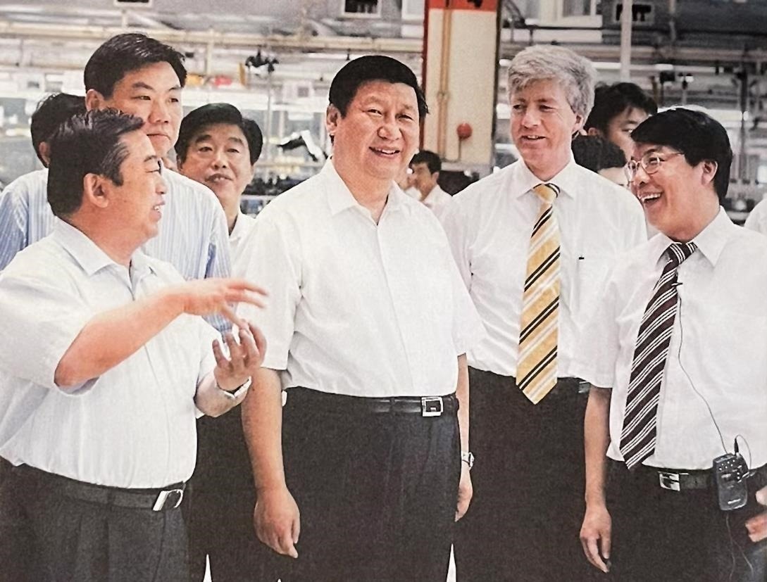 2007年7月，習近平調(diào)研上海大眾汽車有限公司。